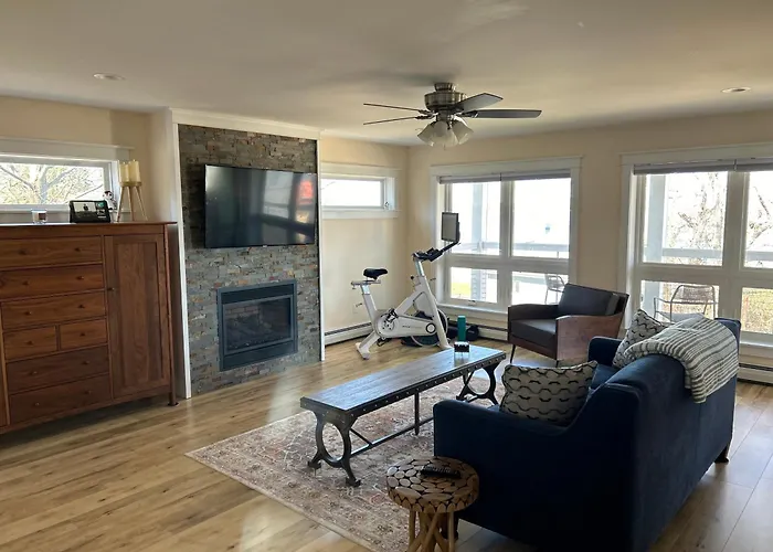 Roberts Lake House Room 3